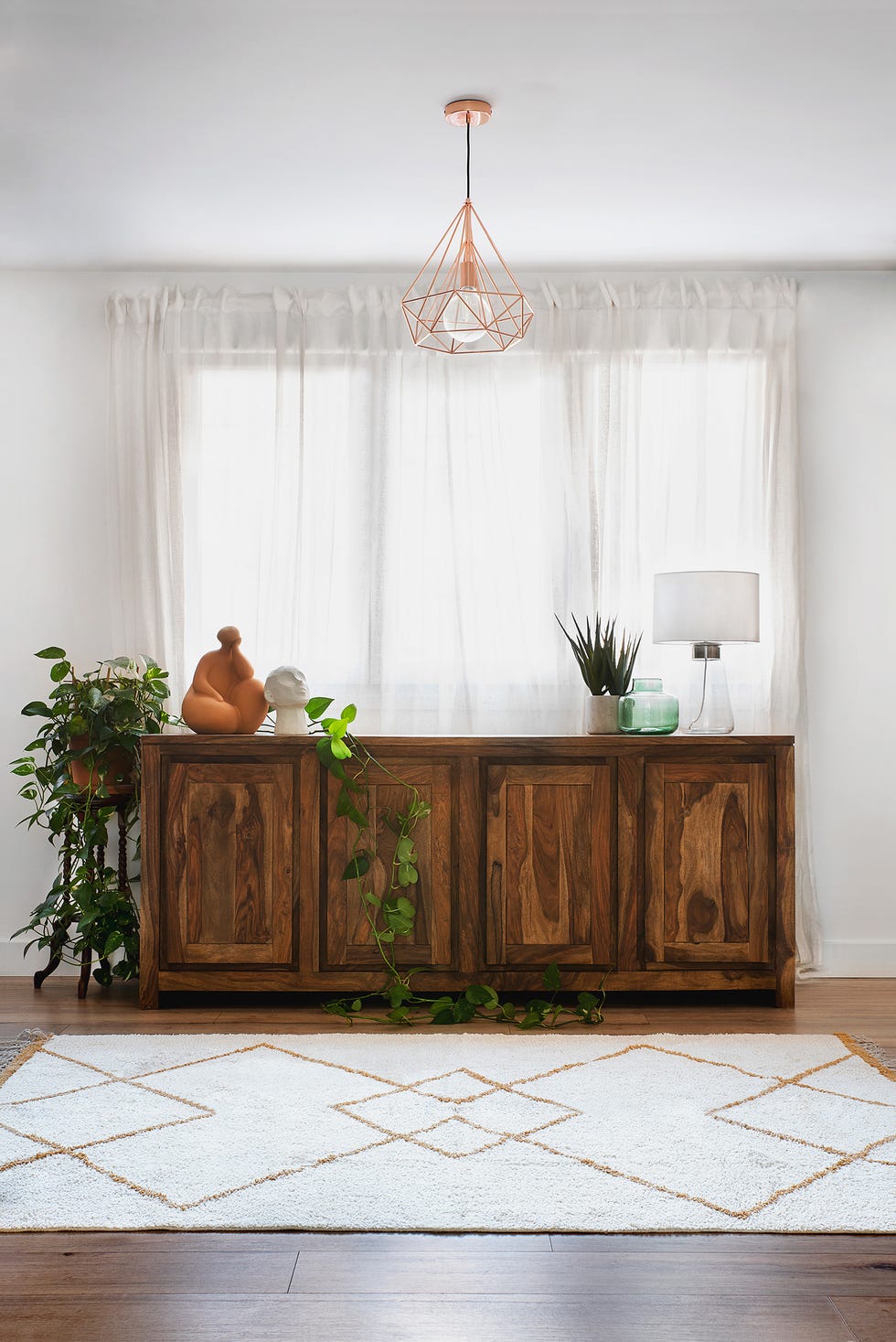 aparador de madera y alfombra kilim