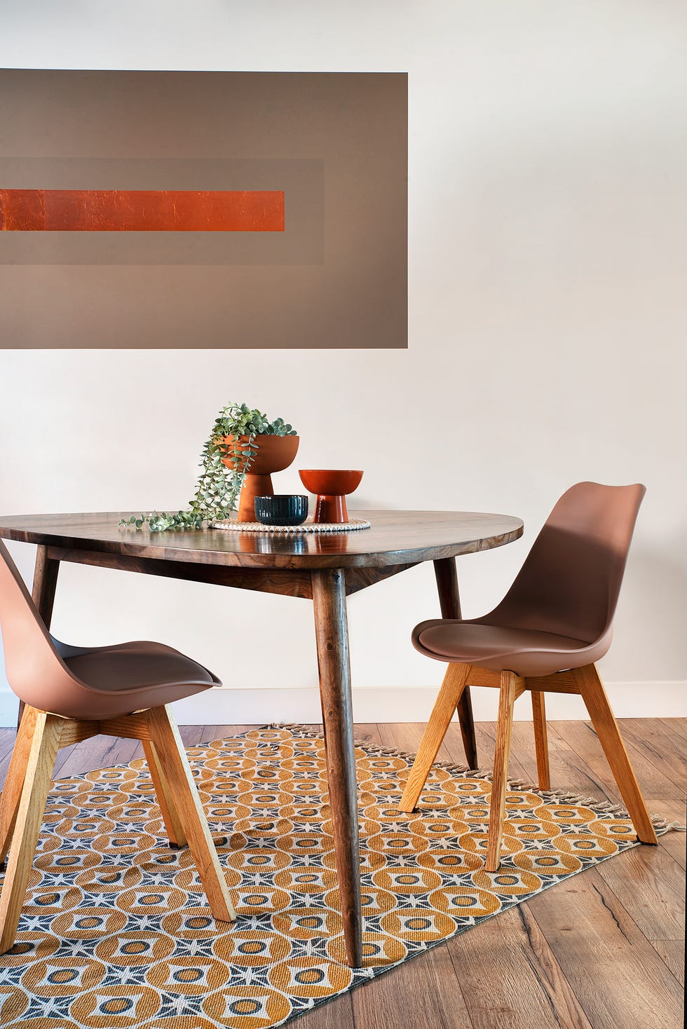 comedor moderno con mesa de madera y sillas nórdicas sobre una alfombra geométrica