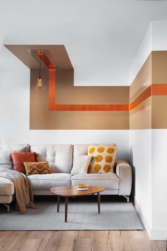 salón de diseño moderno con sofá con chaise longue gris y mesa de centro de madera