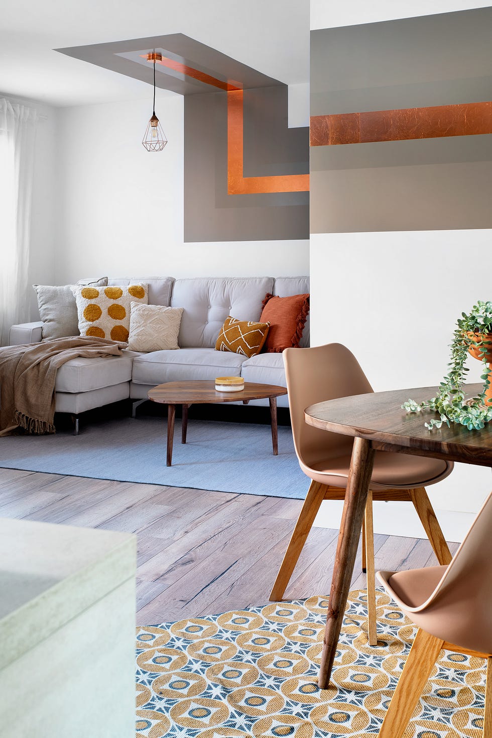 salón comedor de diseño moderno en tonos tierra