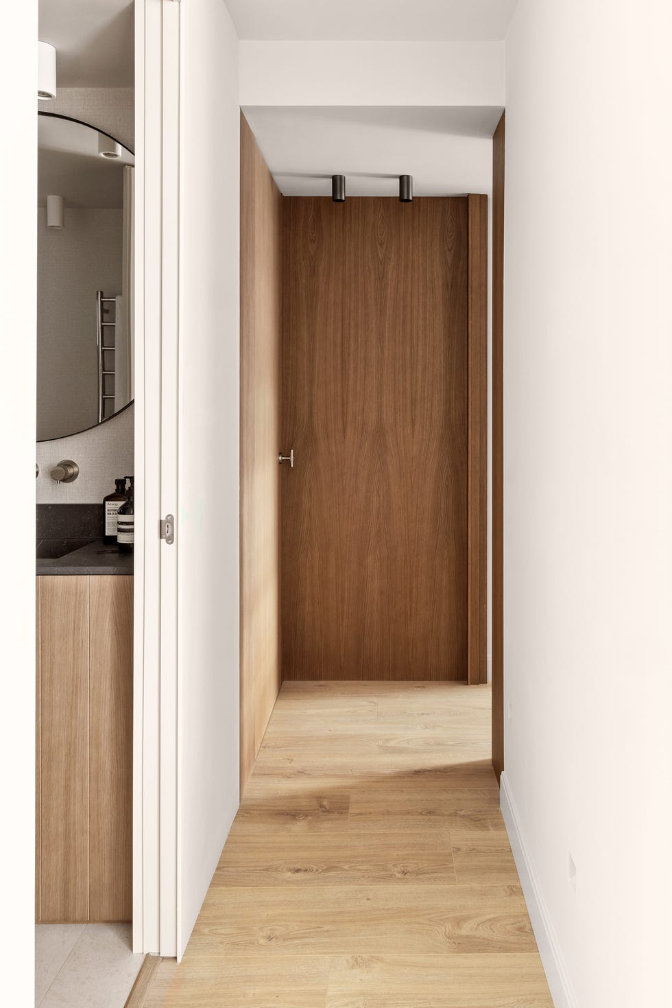pasillo con puertas y paredes en blanco y madera