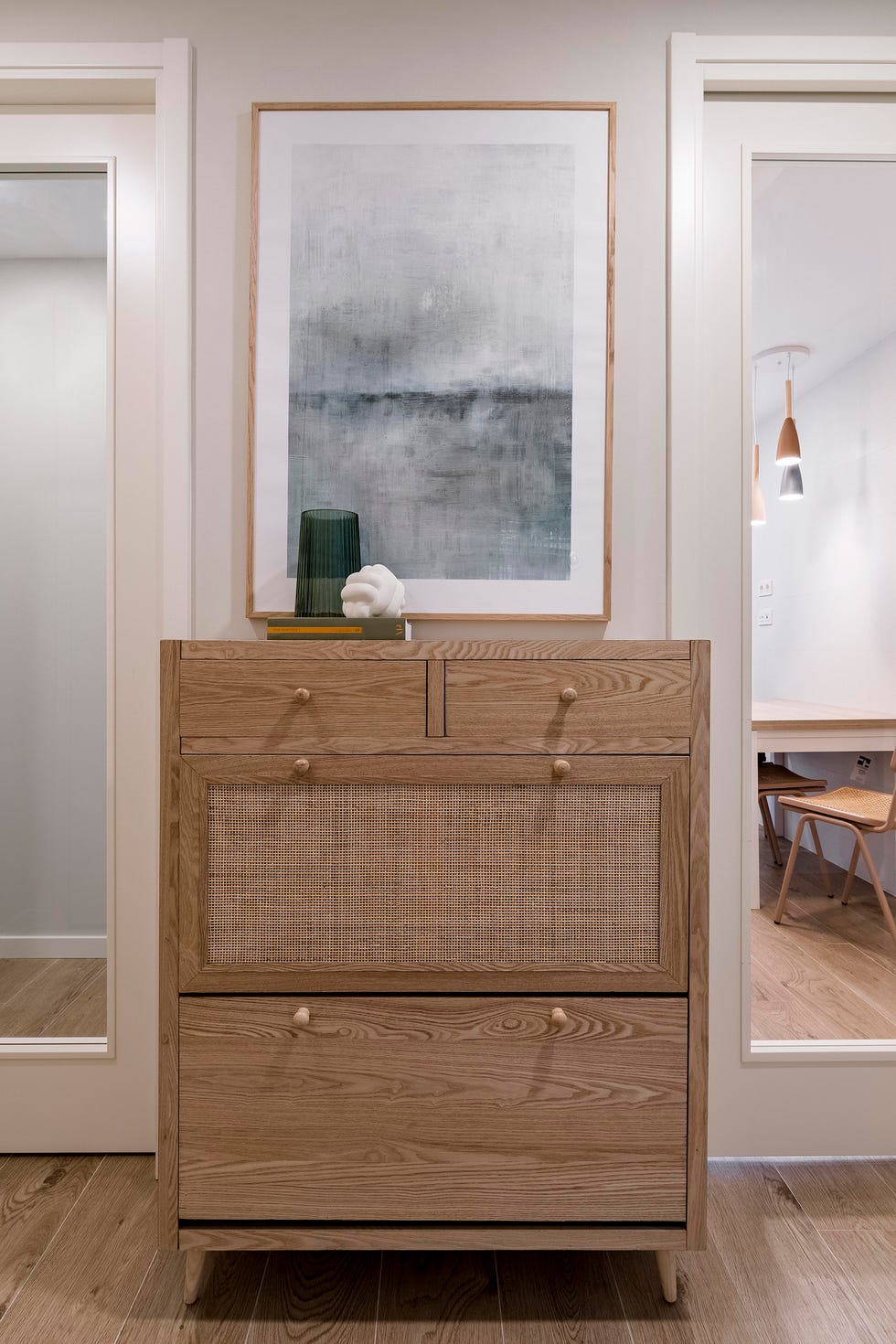 cómoda de madera y rejilla