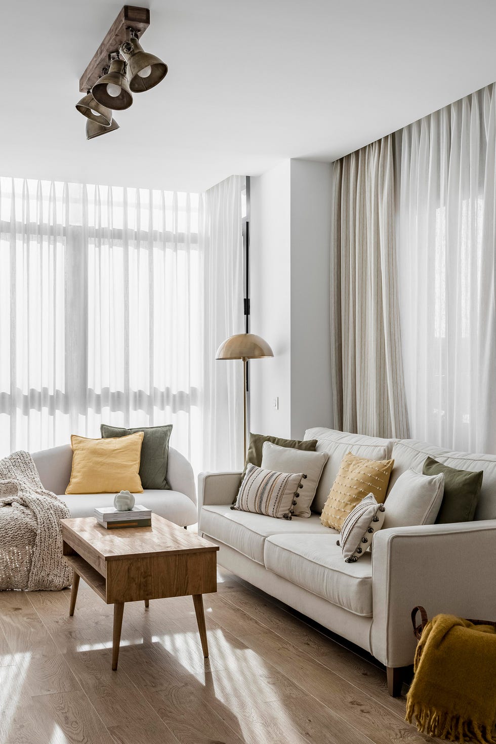 salón con dos sofás de color gris y mesa de centro de madera
