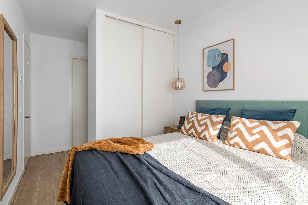 dormitorio con cabecero de terciopelo verde