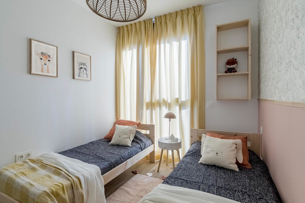habitación infantil con dos camas de madera