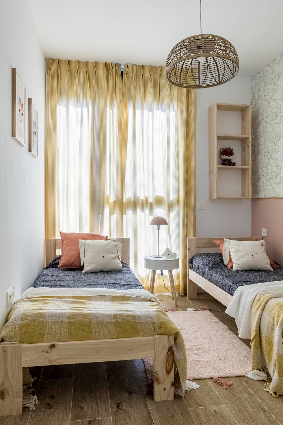 habitación infantil con dos camas de madera