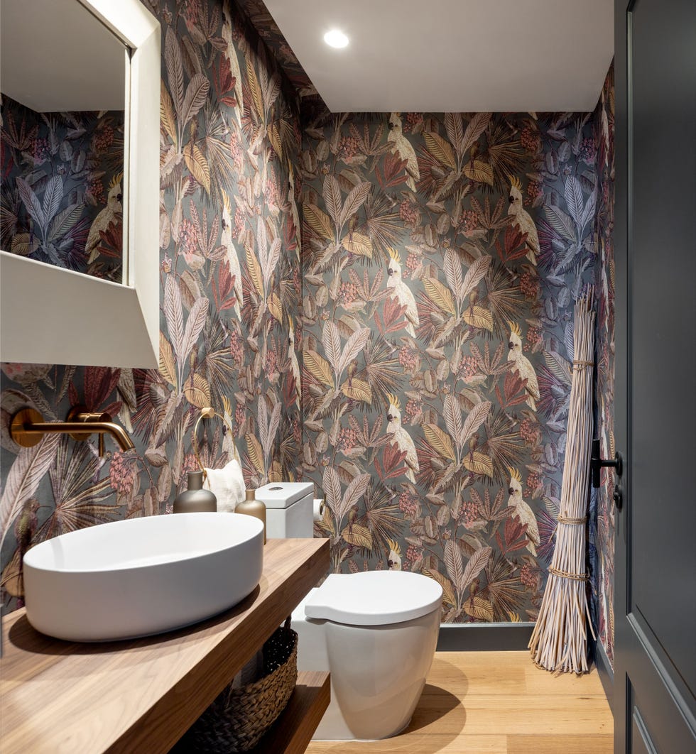 baño decorado con papel pintado con motivos selváticos