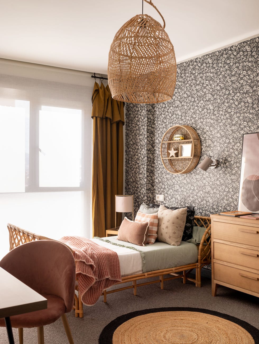 habitación infantil con cama de ratán y papel pintado botánico