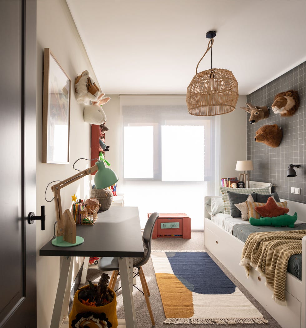 habitación infantil con cama nido y escritorio