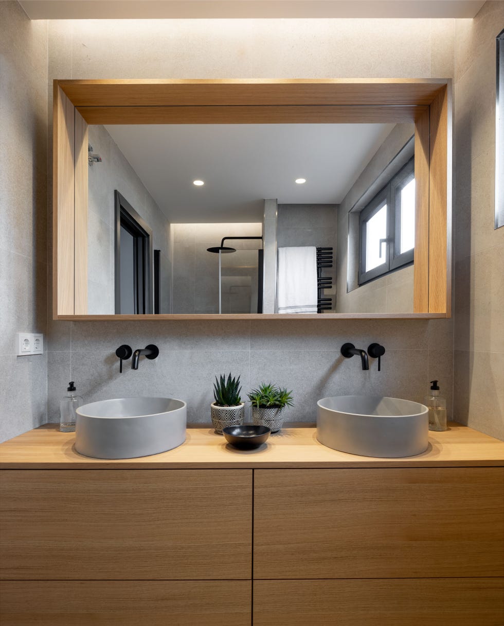 baño moderno con mueble de madera y dos lavamanos