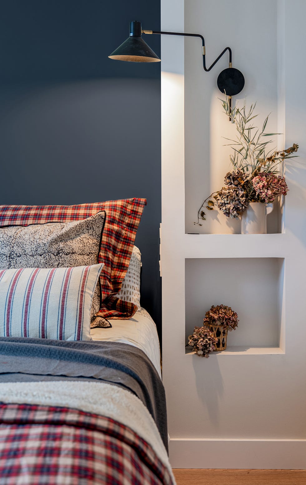 dormitorio con hornacinas en la pared