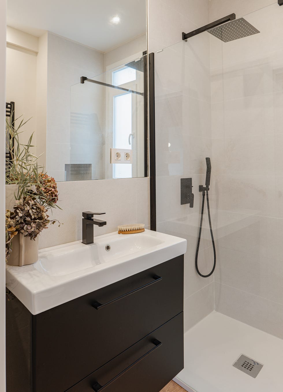baño con mueble bajo lavabo de color negro