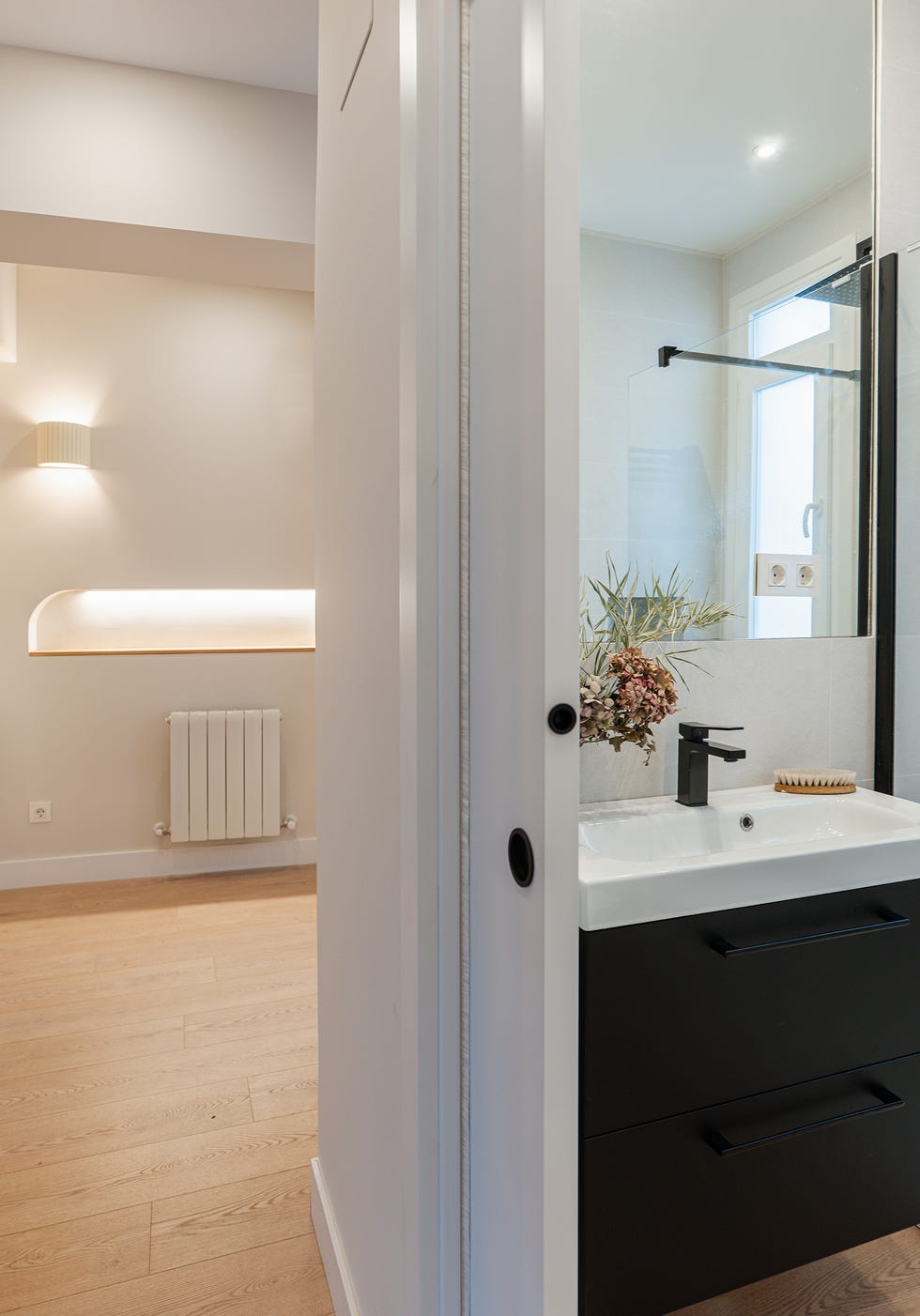 baño con mueble bajo lavabo de color negro