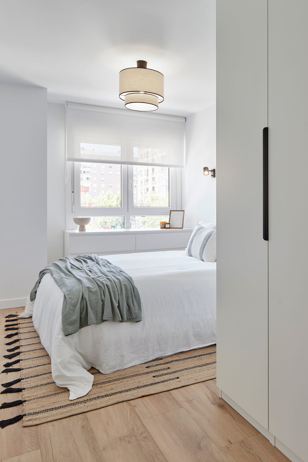 dormitorio decorado en blanco con armario vestidor