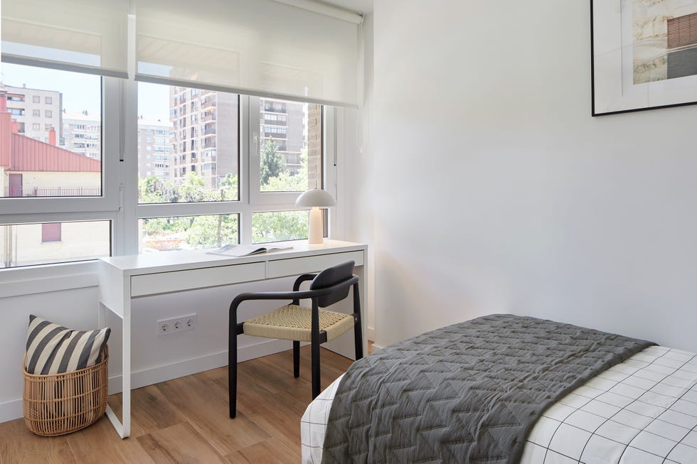 dormitorio con cama individual y escritorio