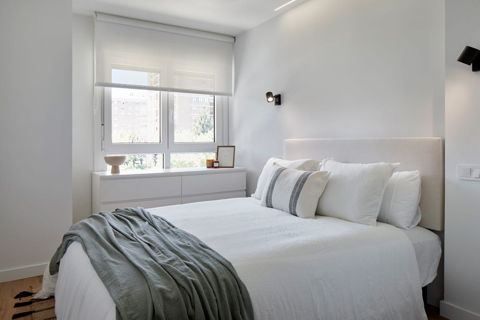 dormitorio decorado en blanco con armario vestidor