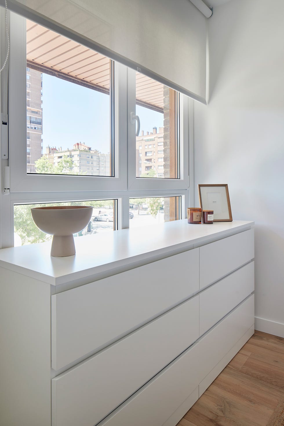 cómoda de diseño moderno en blanco