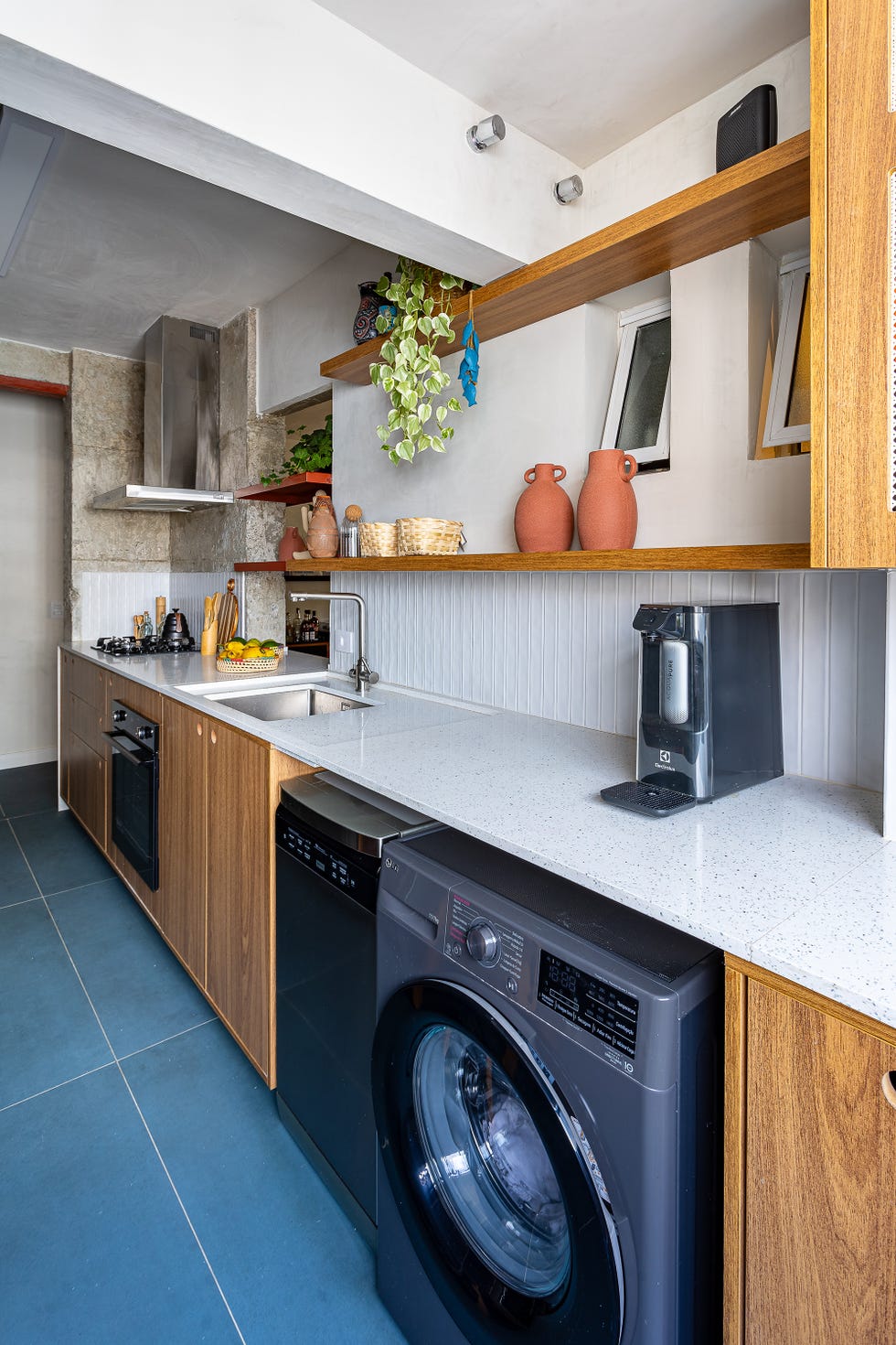 cocina con armarios de madera y suelo porcelánico azul