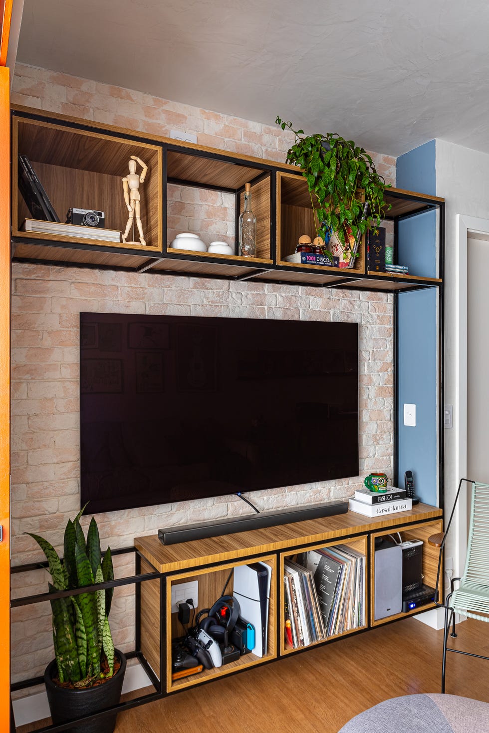 mueble tv de madera y metal negro