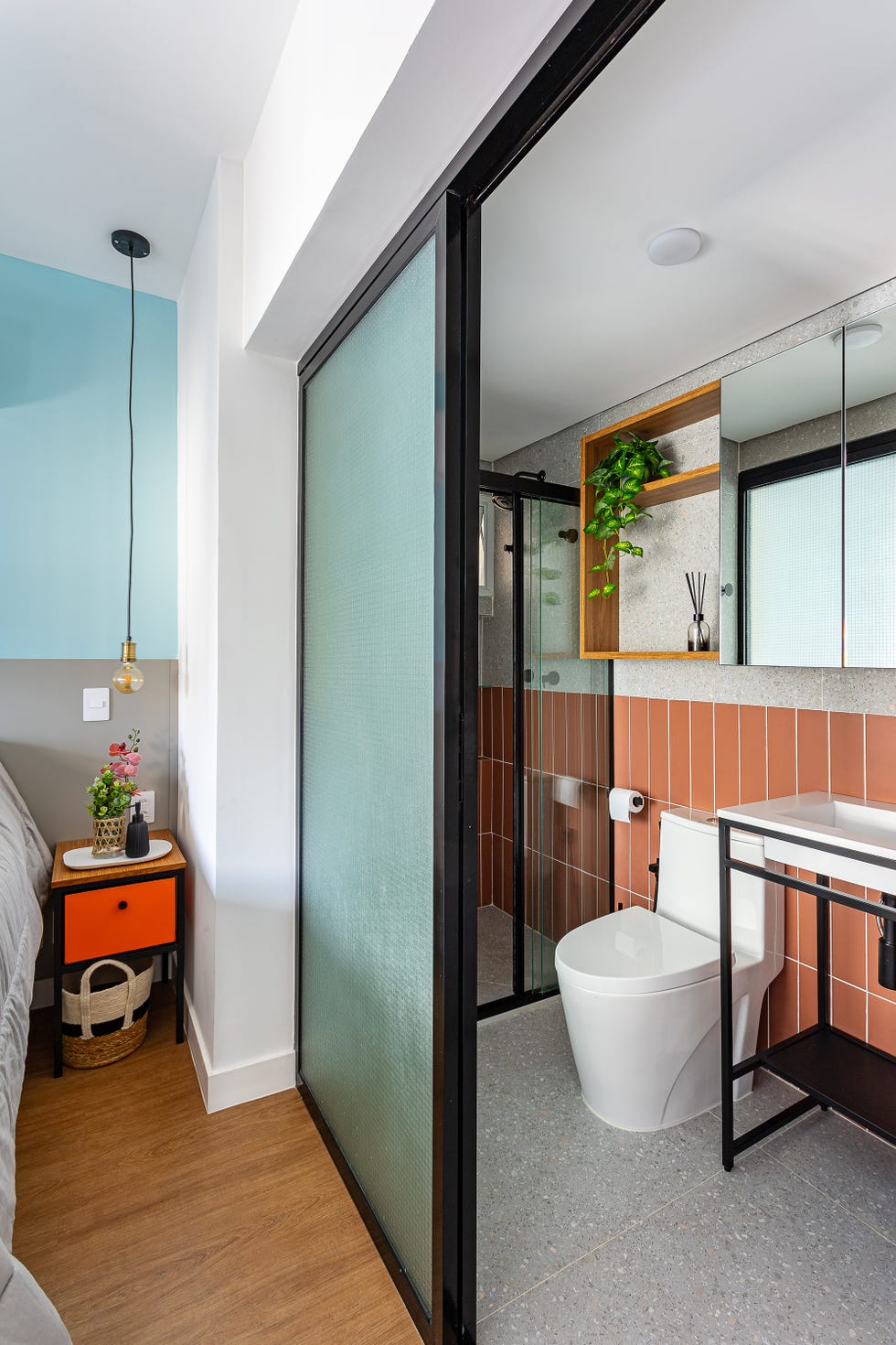 baño en suite con puertas correderas