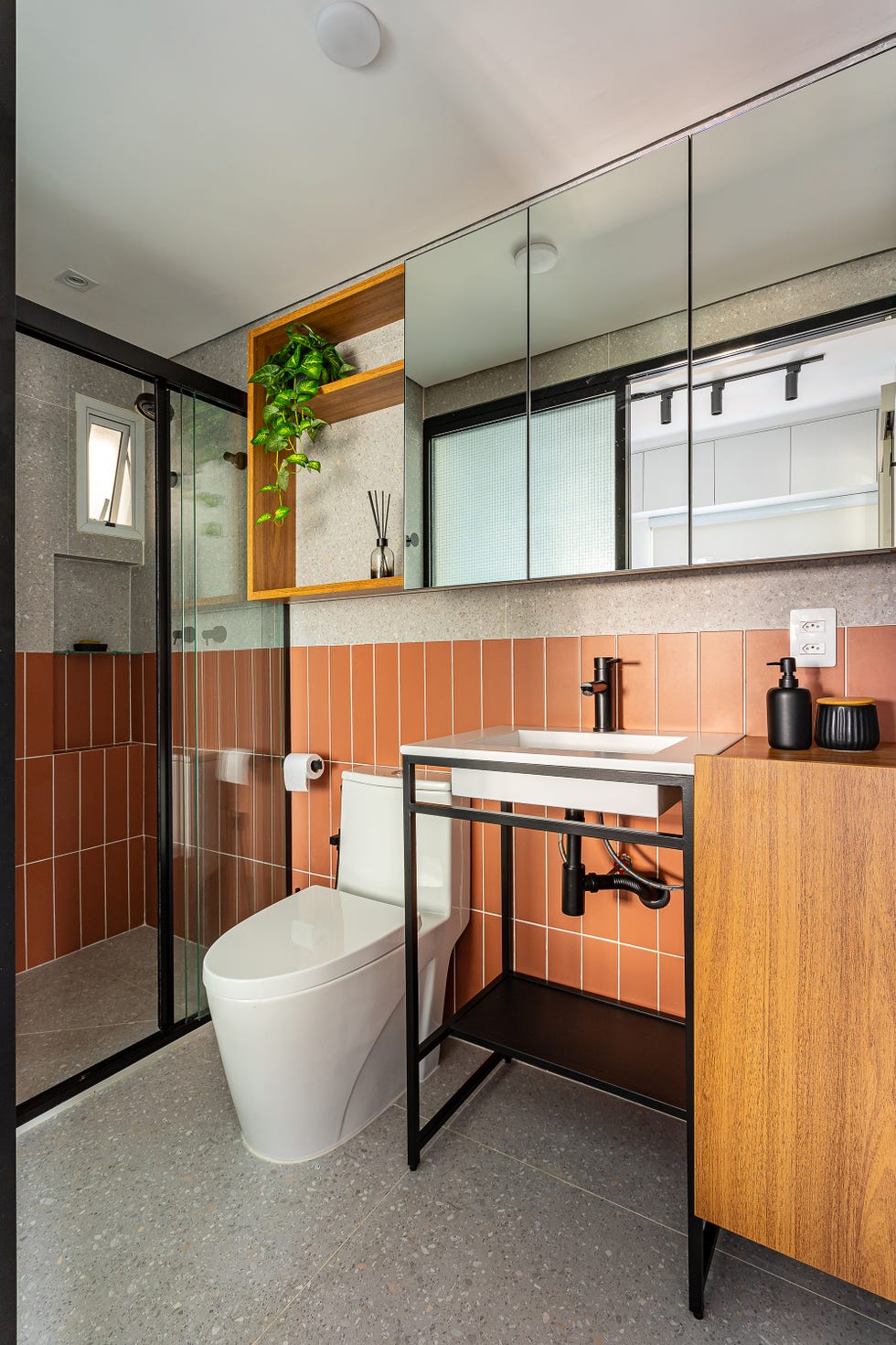 baño industrial con suelo de terrazo
