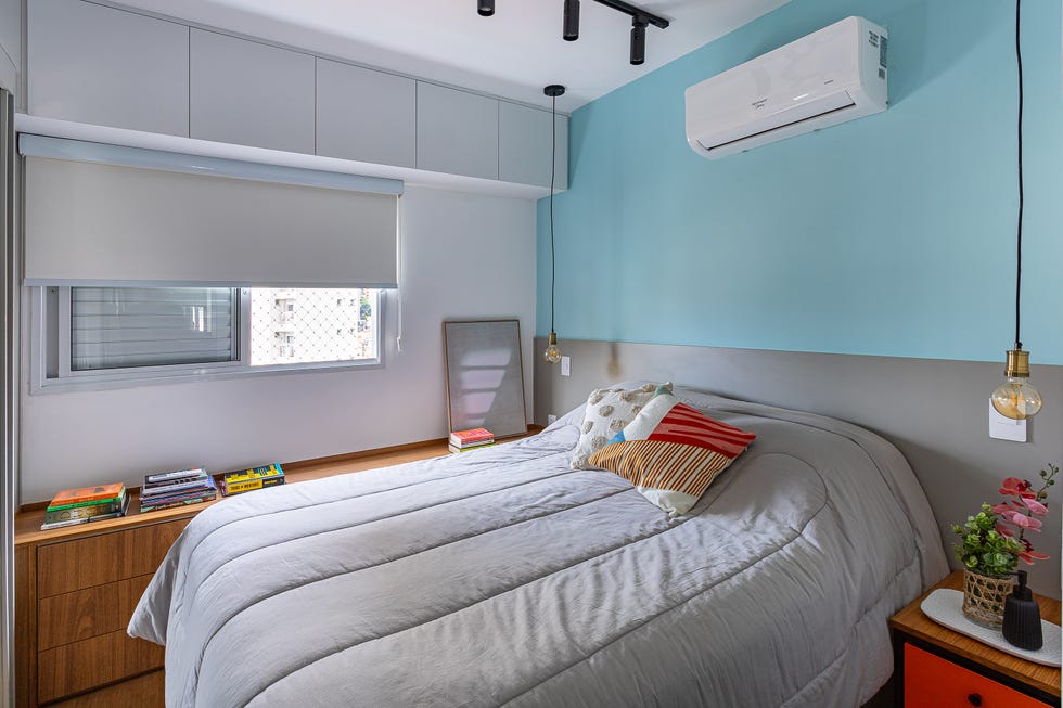 dormitorio con cabecero gris