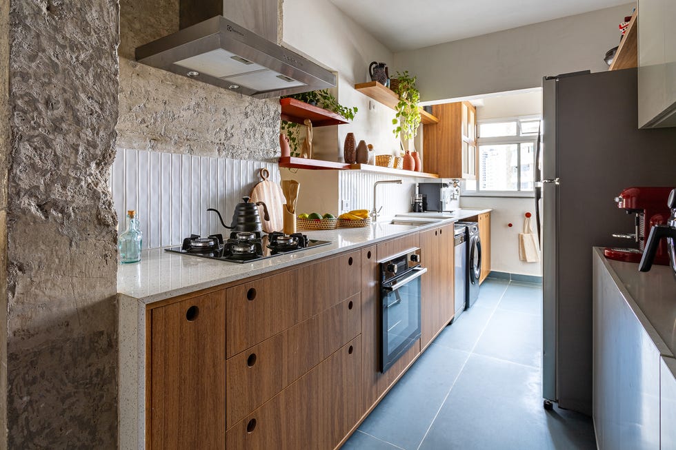 cocina con paredes de hormigón visto y muebles de madera
