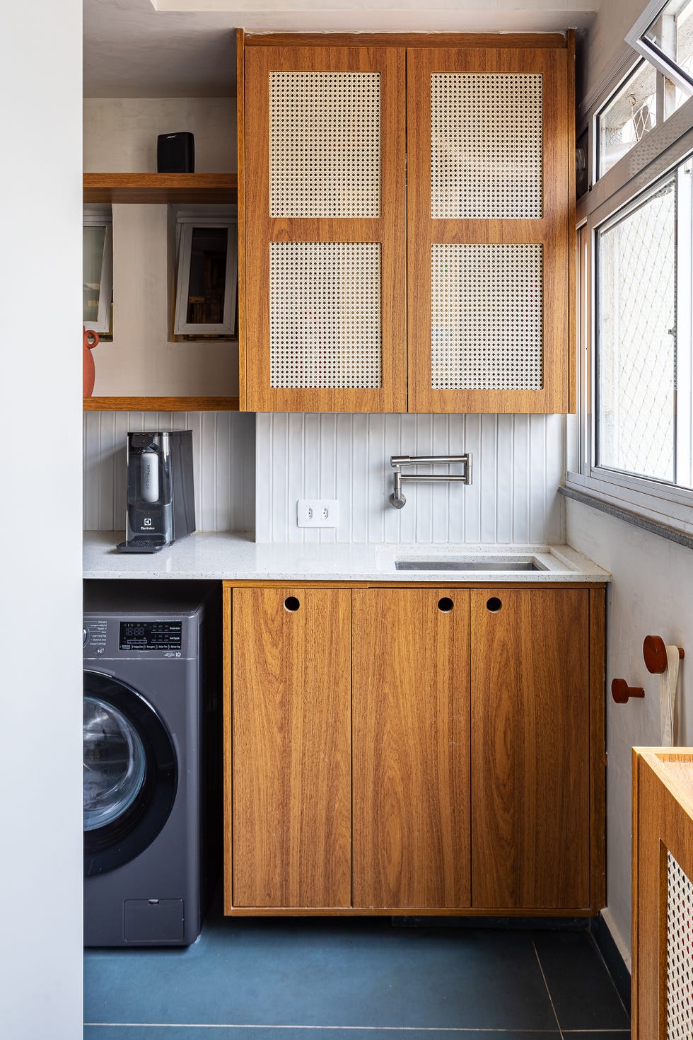 cocina con armarios de madera