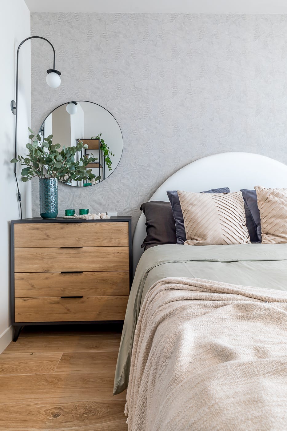 cabecero de cama ovalado y mesita de madera