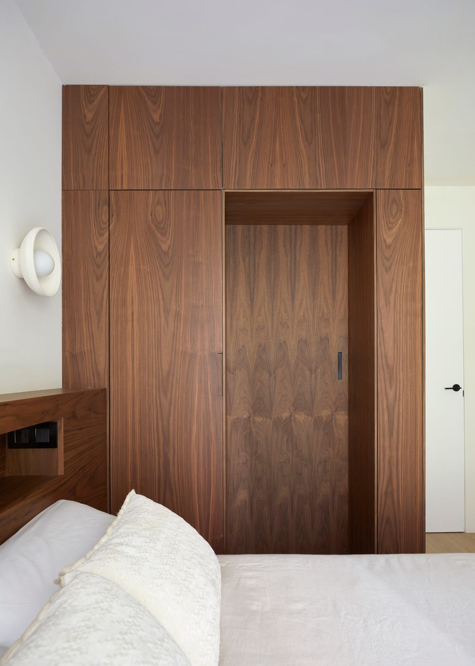 puerta y revestimientos de madera