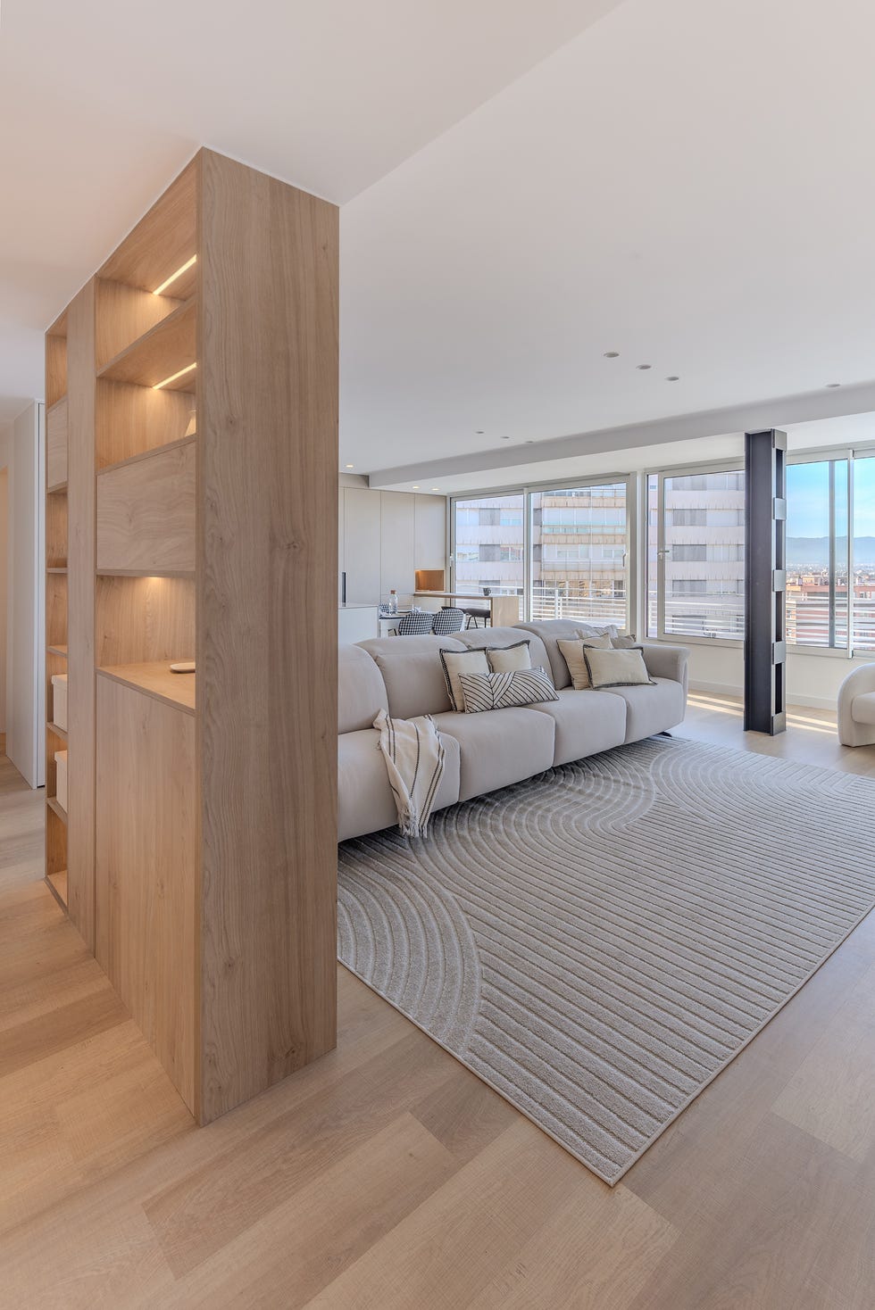 estantería de madera como divisor de ambientes