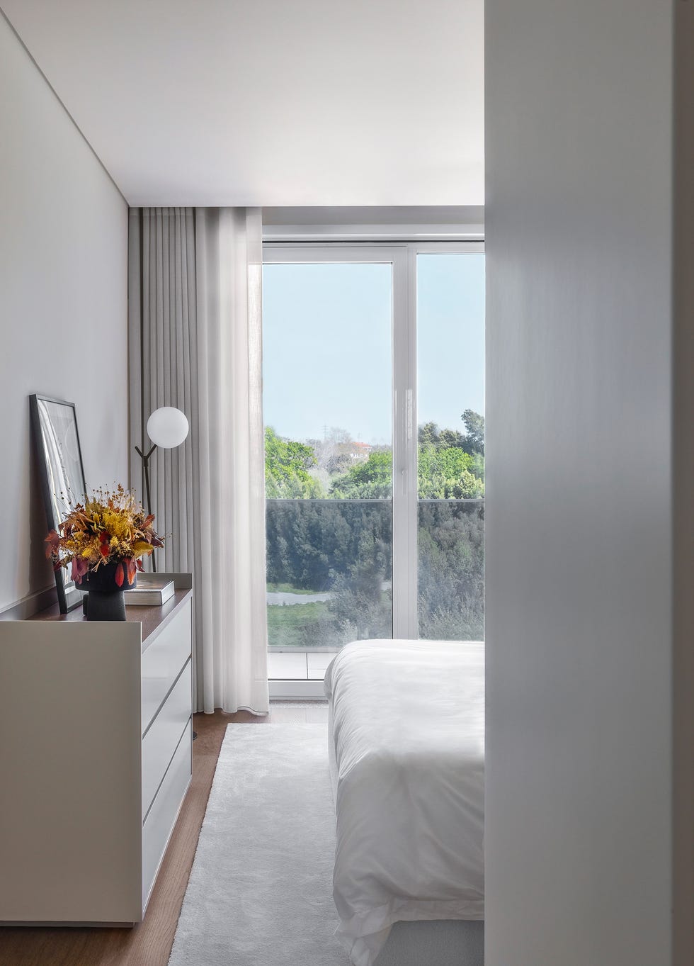 dormitorio con acceso al jardín