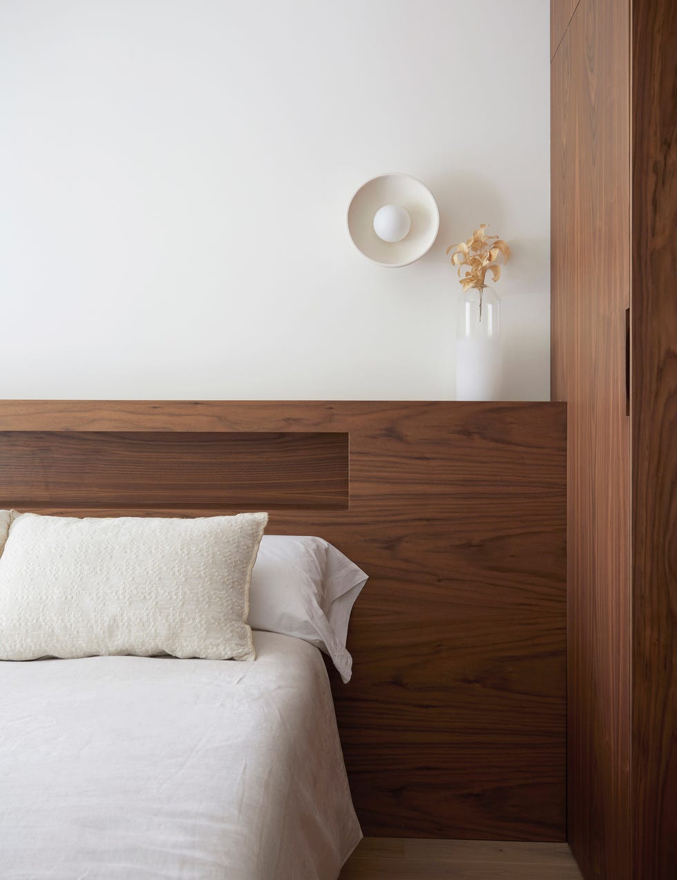 cabecero de madera con hornacinas