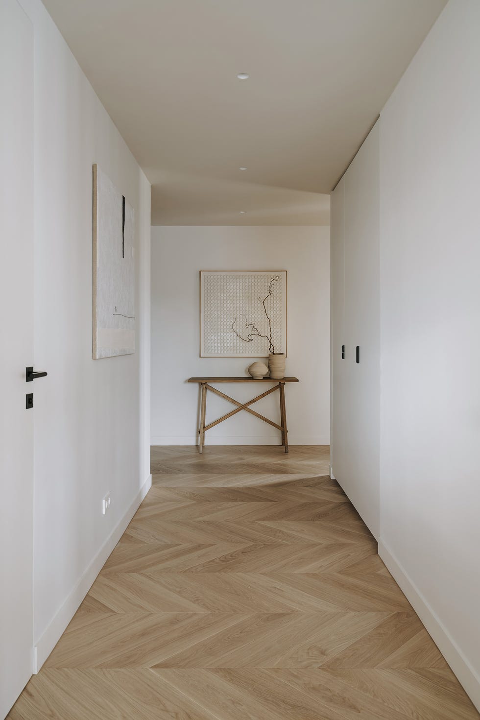 pasillo con paredes blancas y consola de madera