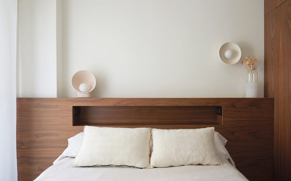 cabecero de madera con hornacinas