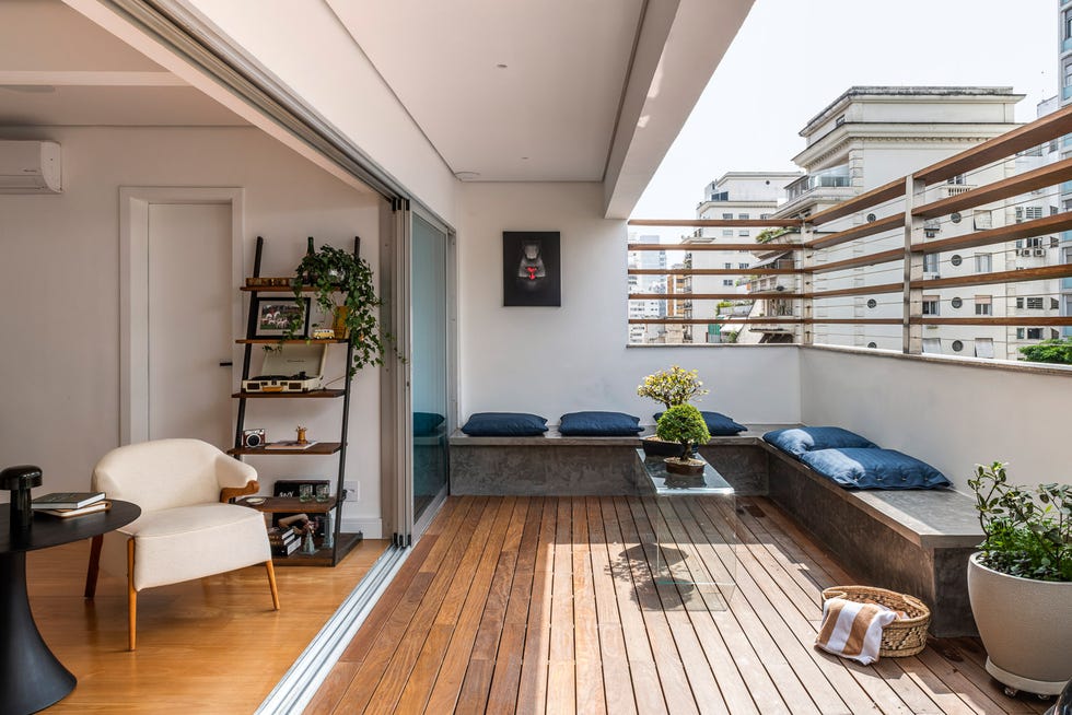 terraza con tarima de madera y banco de obra de cemento