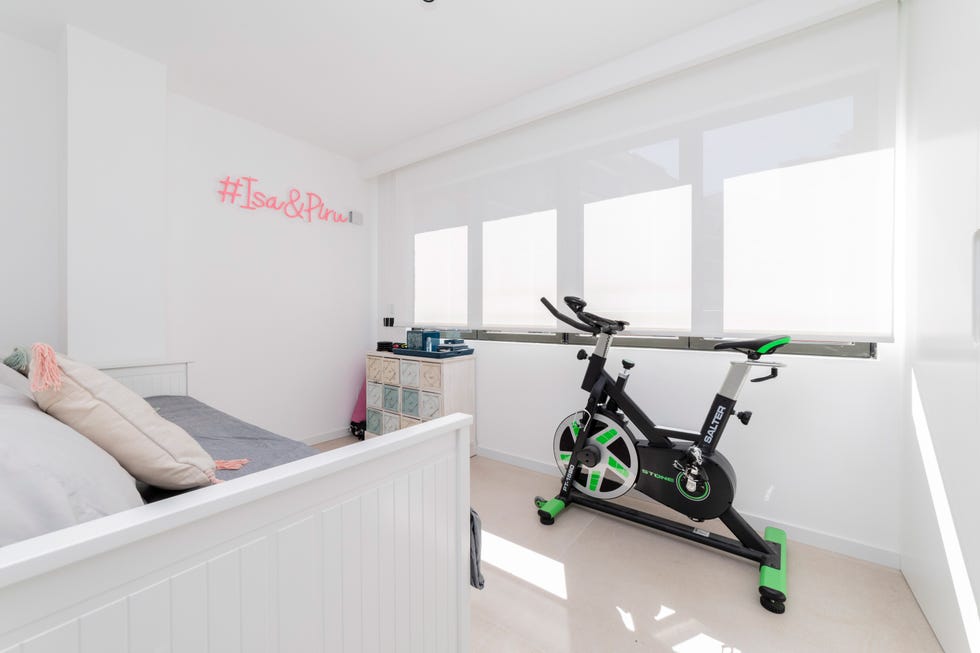 habitación con diván y bicicleta