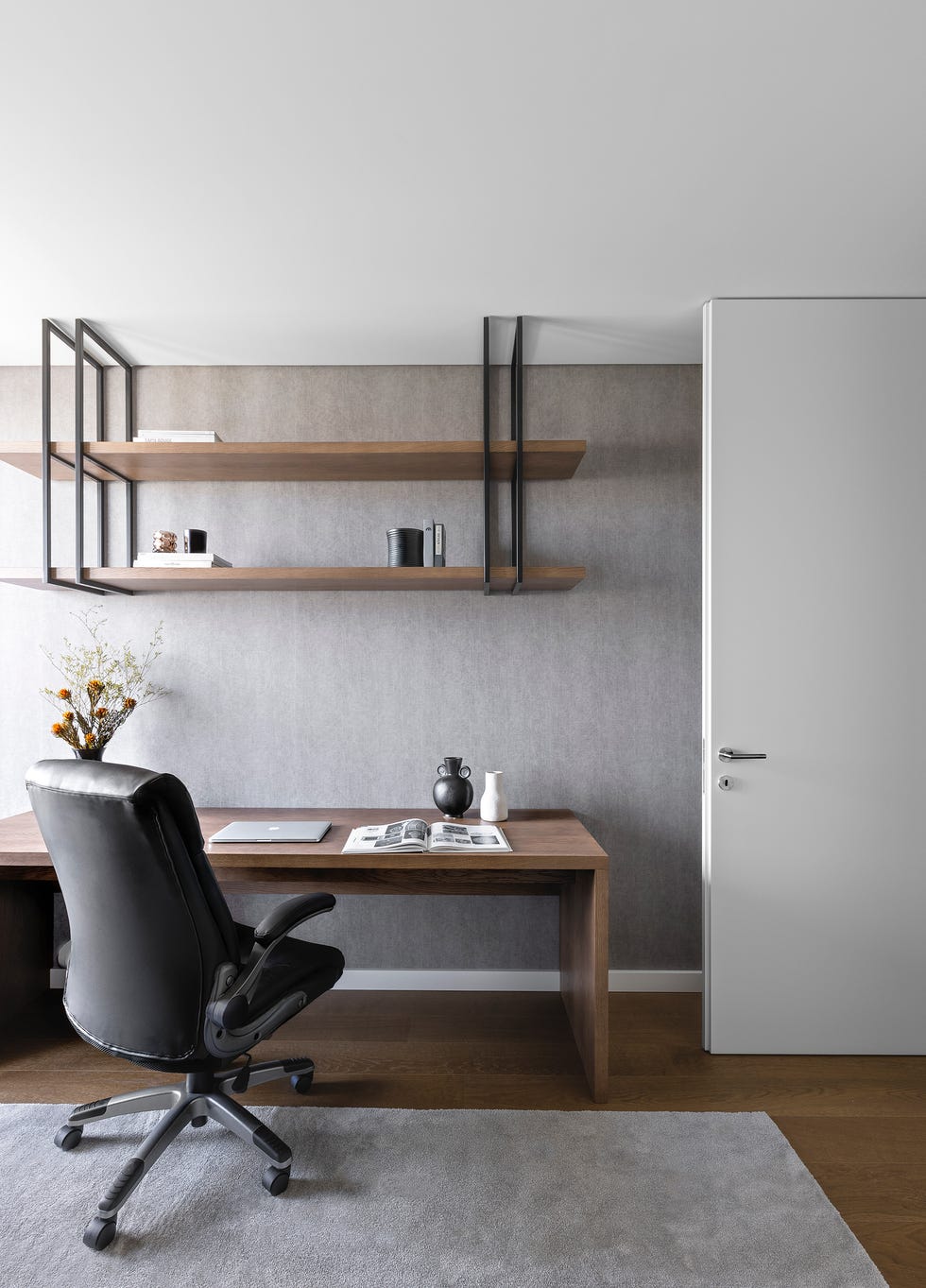 despacho con escritorio de madera y silla giratoria