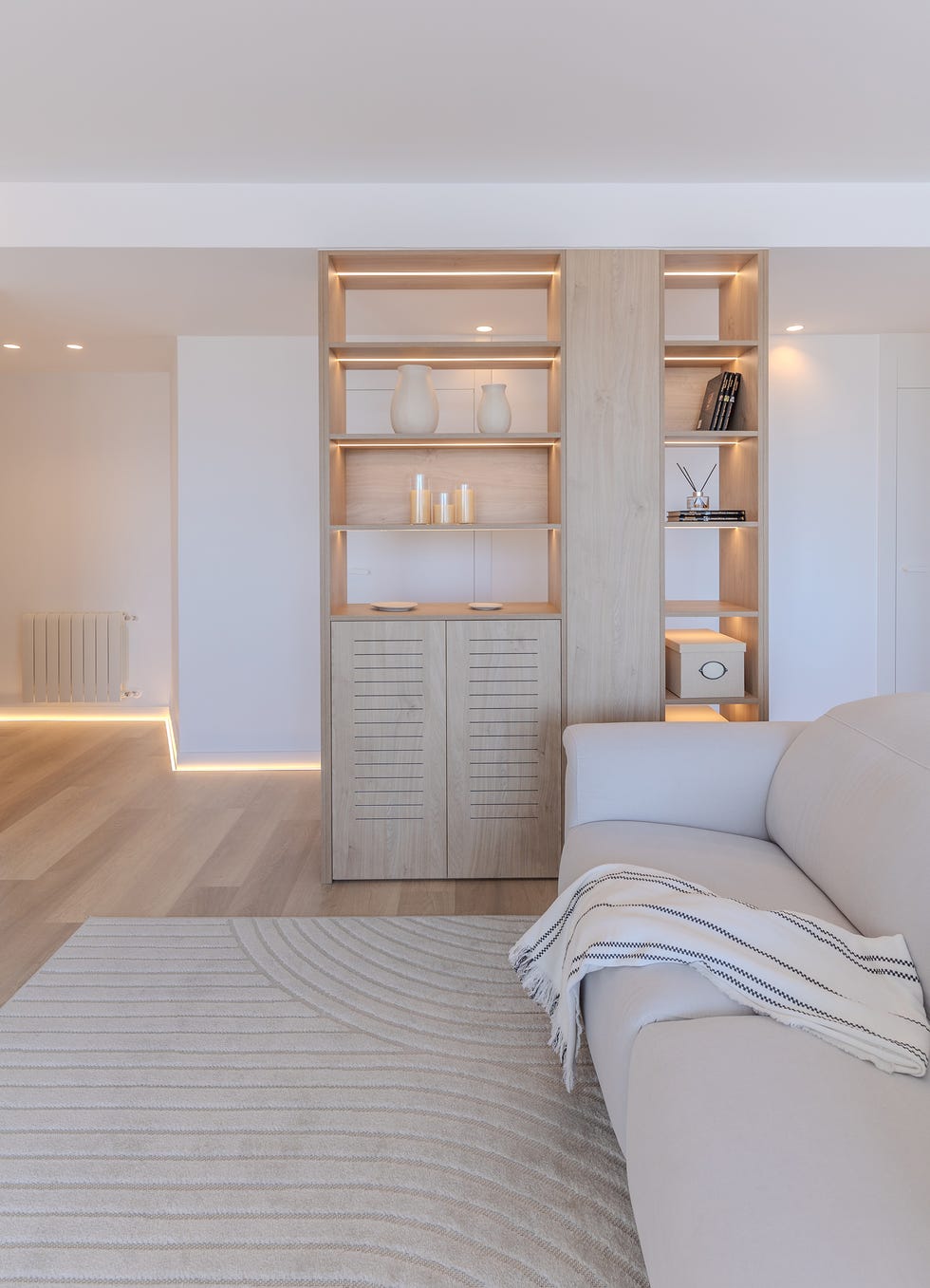 estantería de madera con luces led
