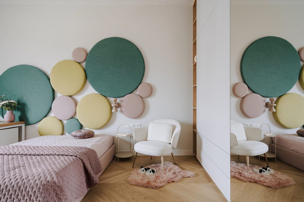 dormitorio infantil con cabecero de círculos de colores