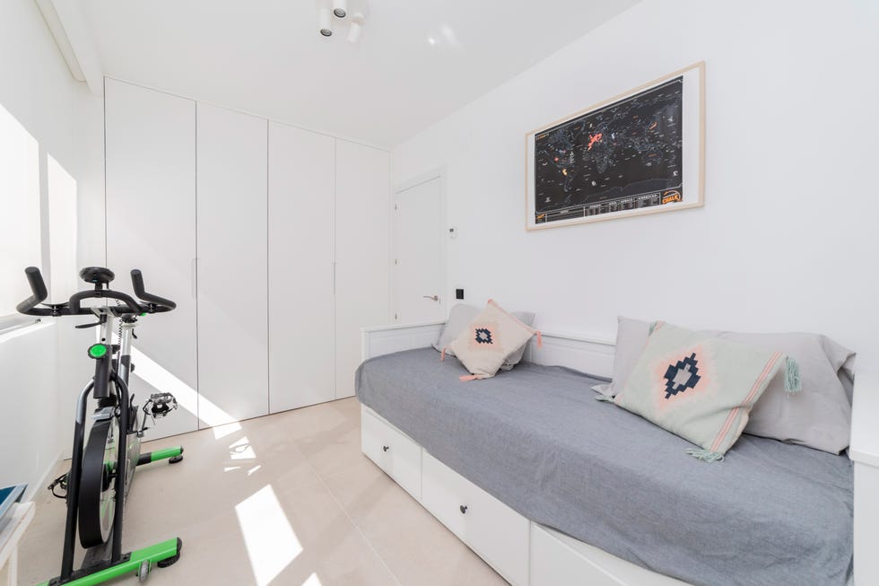 habitación con diván y bicicleta