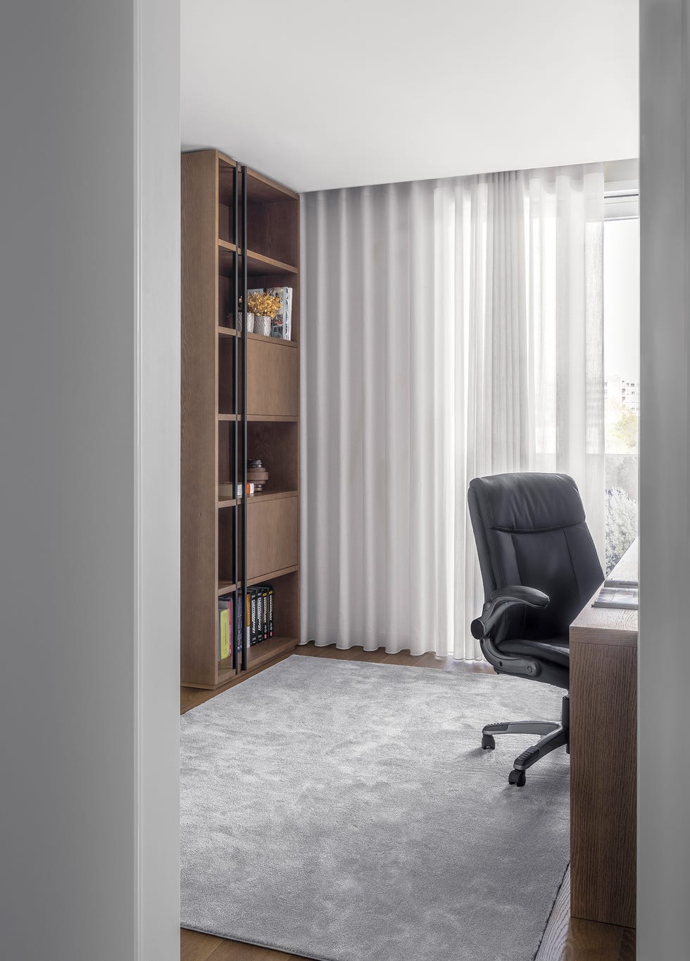 despacho con muebles modernos de madera