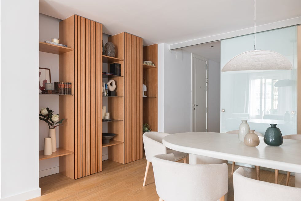 estanterías con lamas de madera