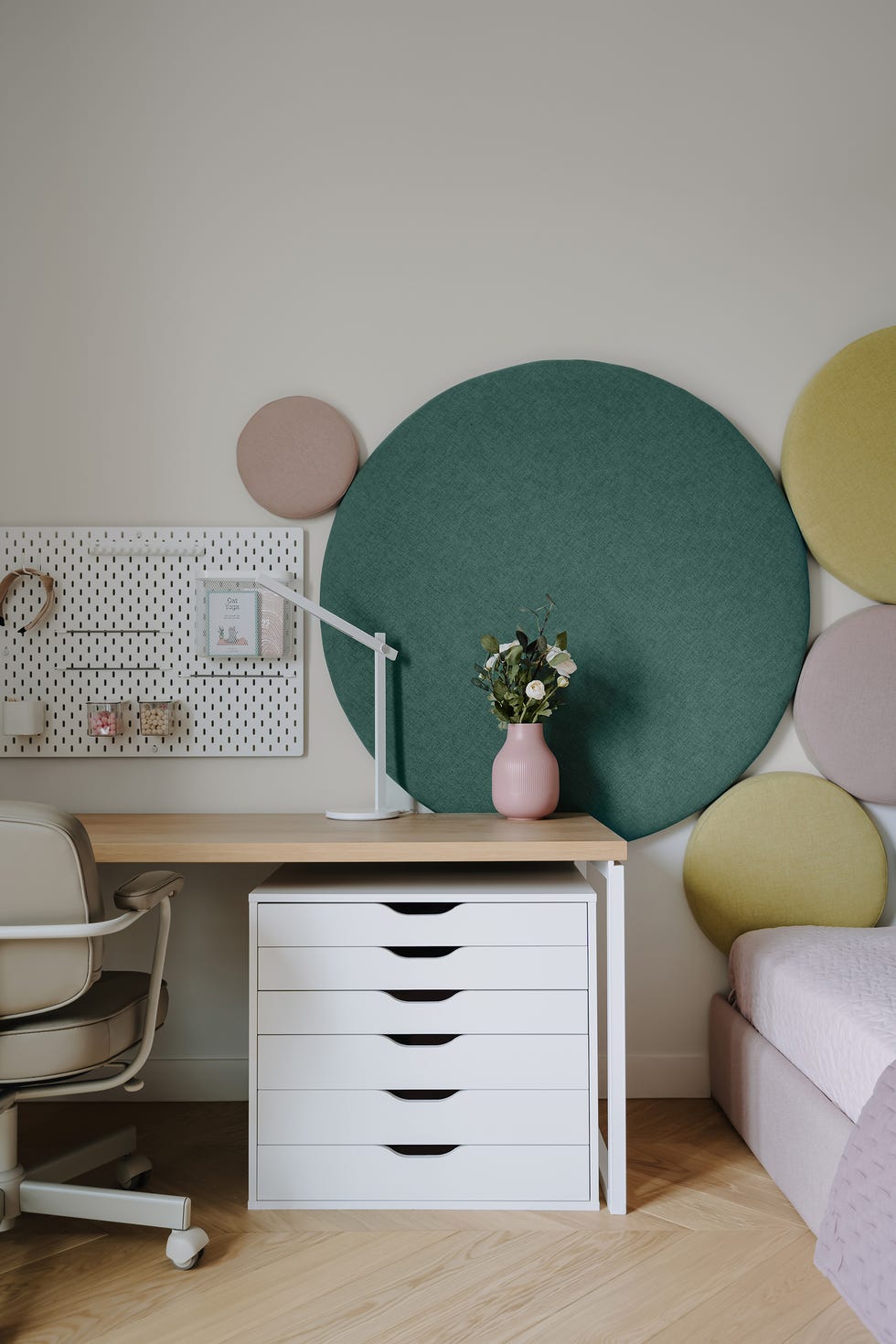 dormitorio infantil con cabecero de círculos de colores