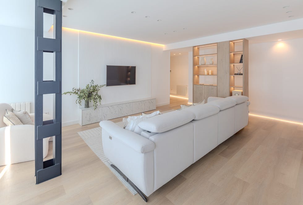 salón con sofá beige