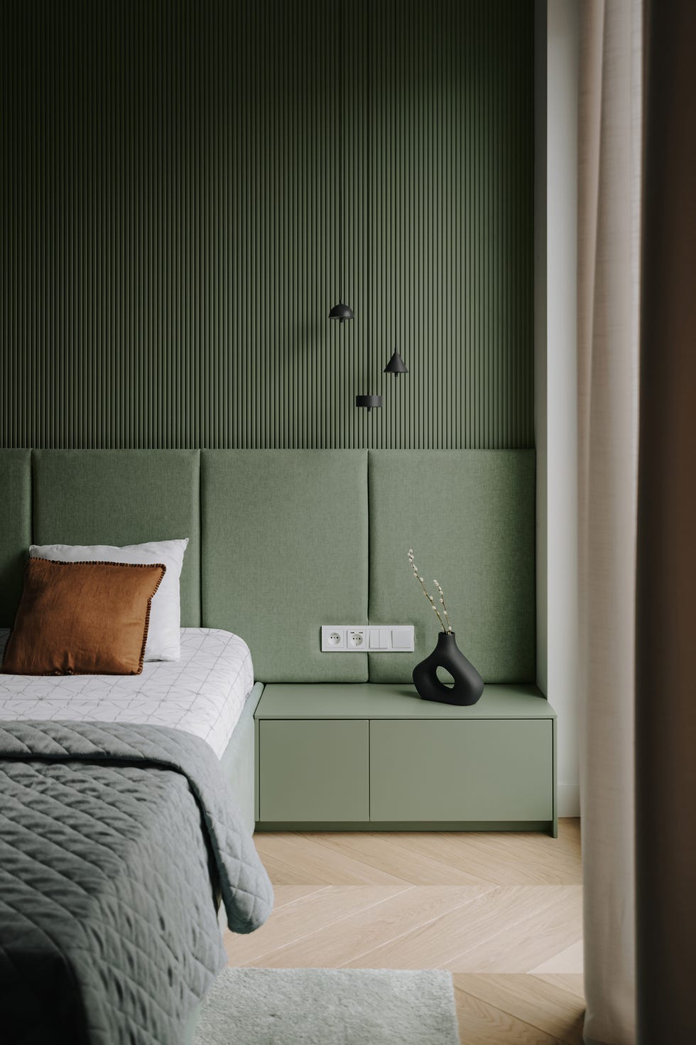 dormitorio con pared del cabecero verde