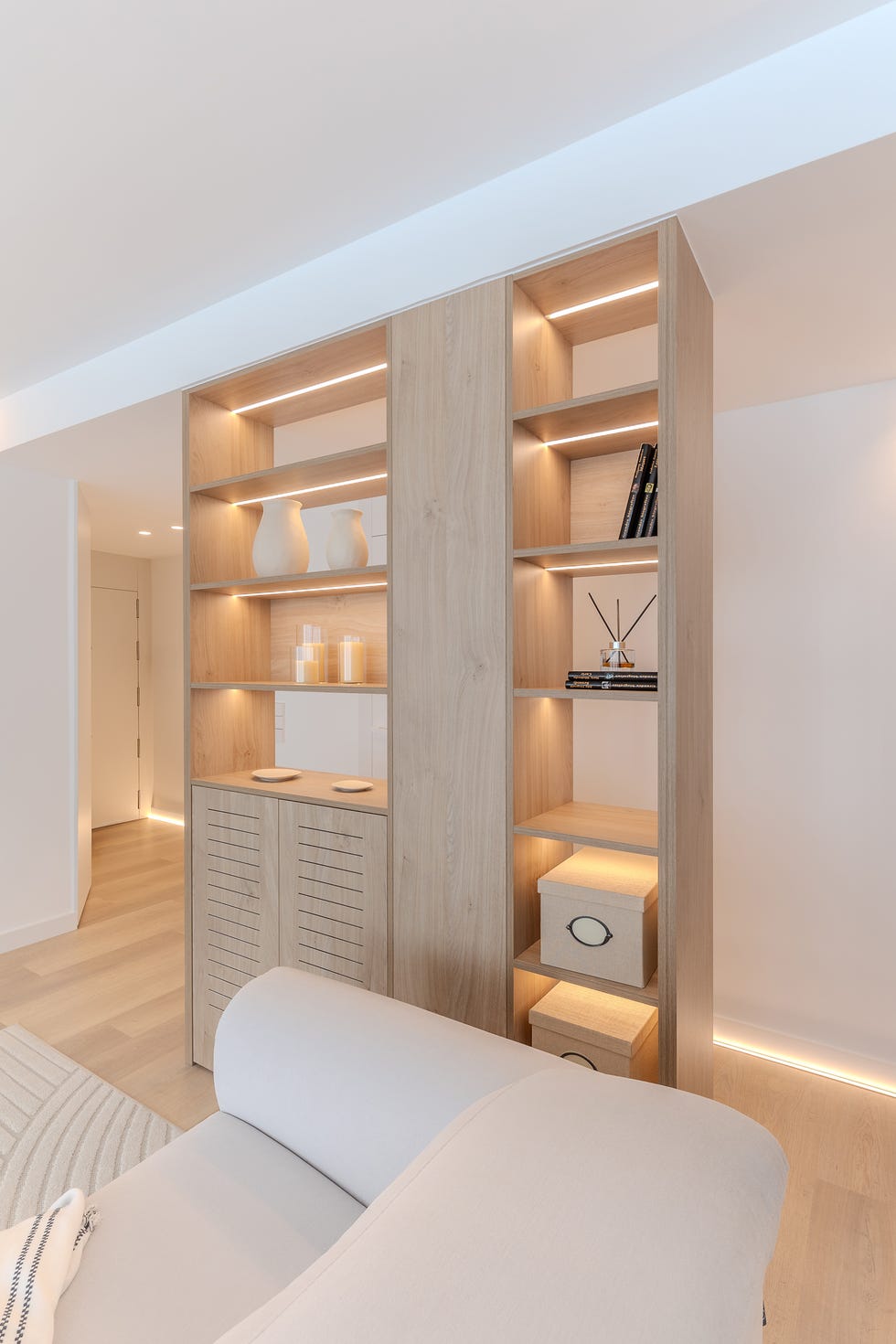 estantería de madera con luces led