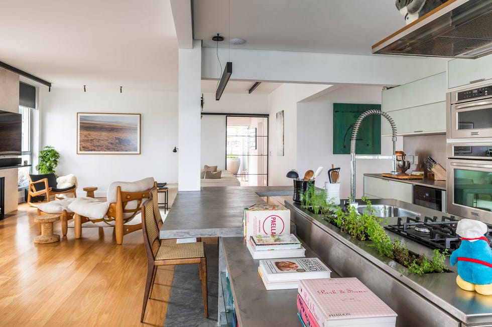 cocina abierta realizada en piedra gris