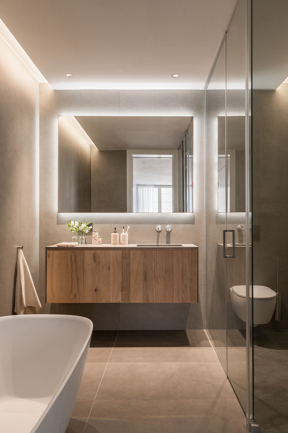 baño con bañera, ducha y mueble de madera volado