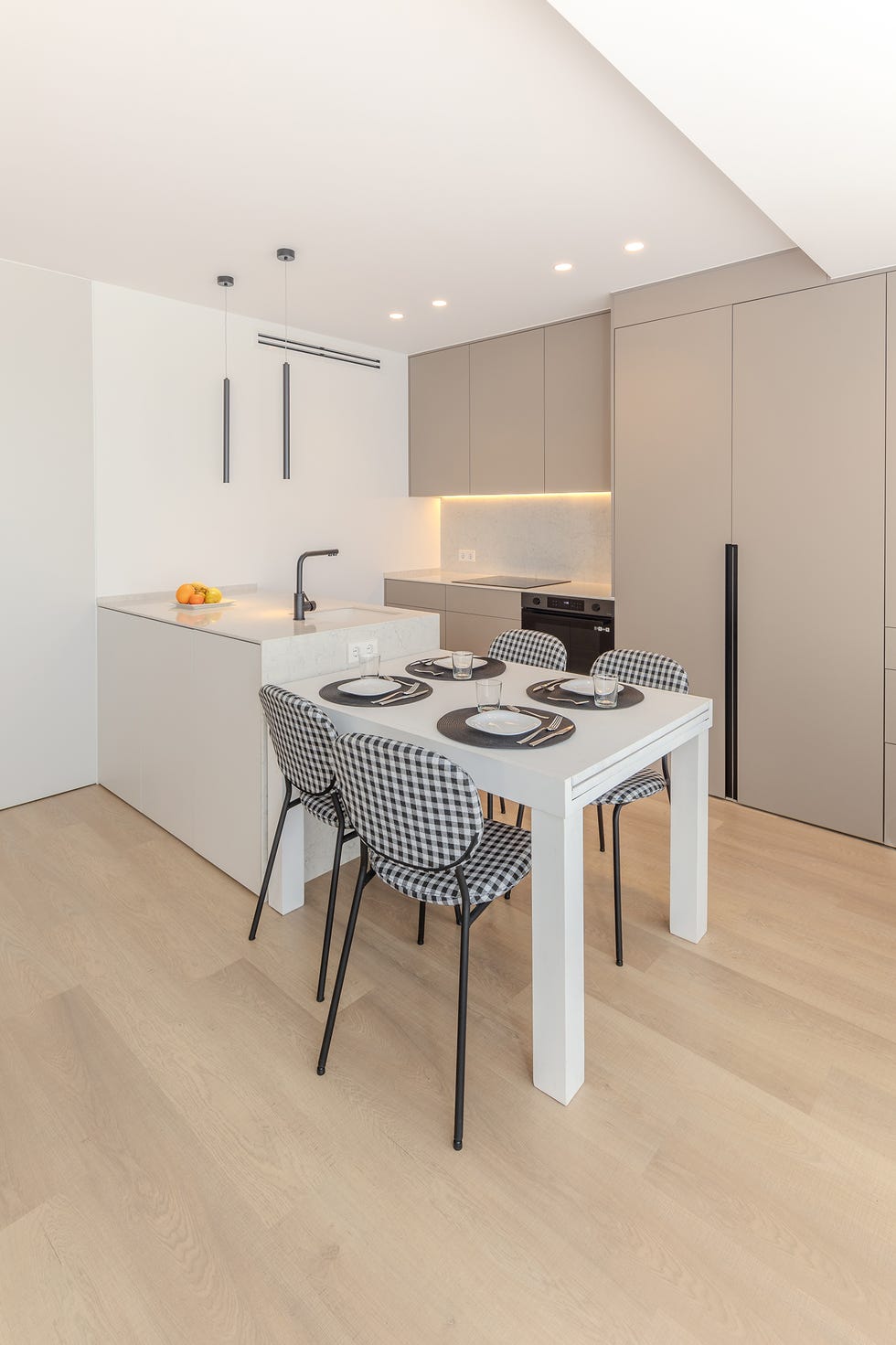 cocina con península y comedor anexo